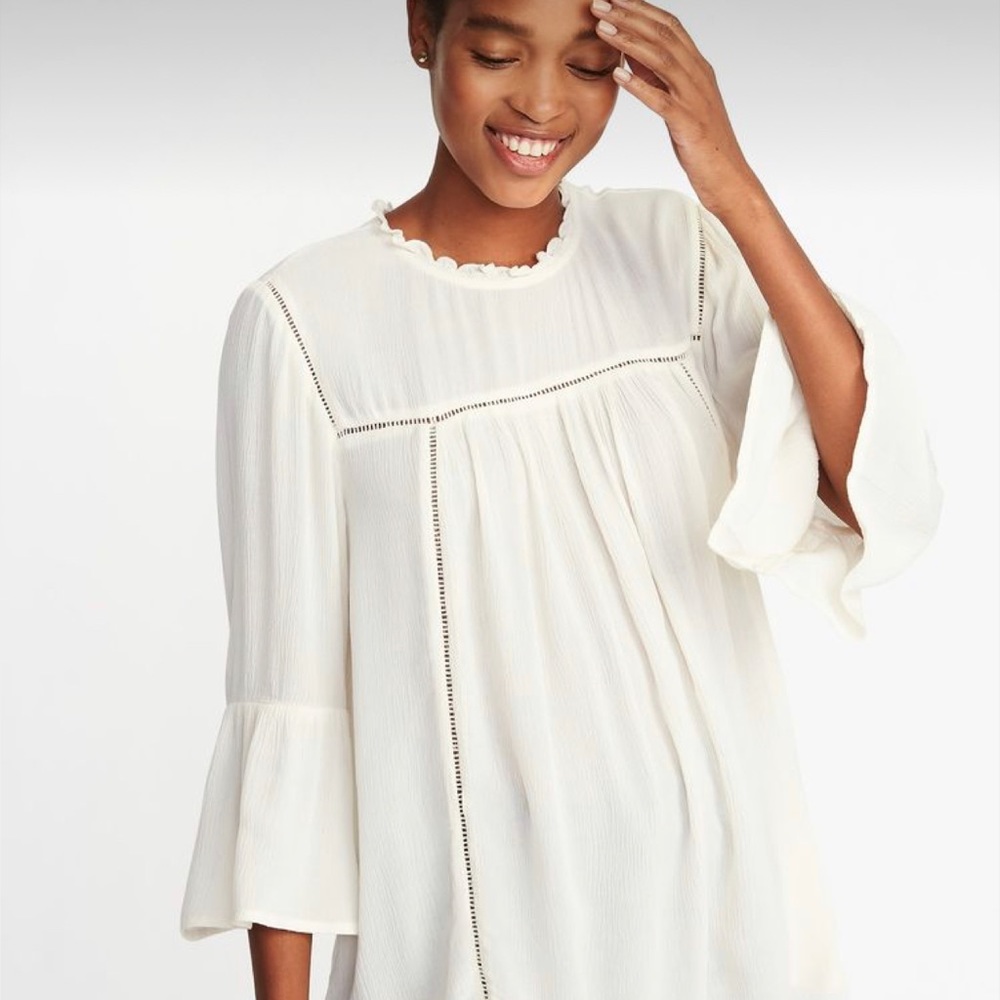 Old Navy cream/off white flowing blouse with eyelet detail. Brand new! Women’s M